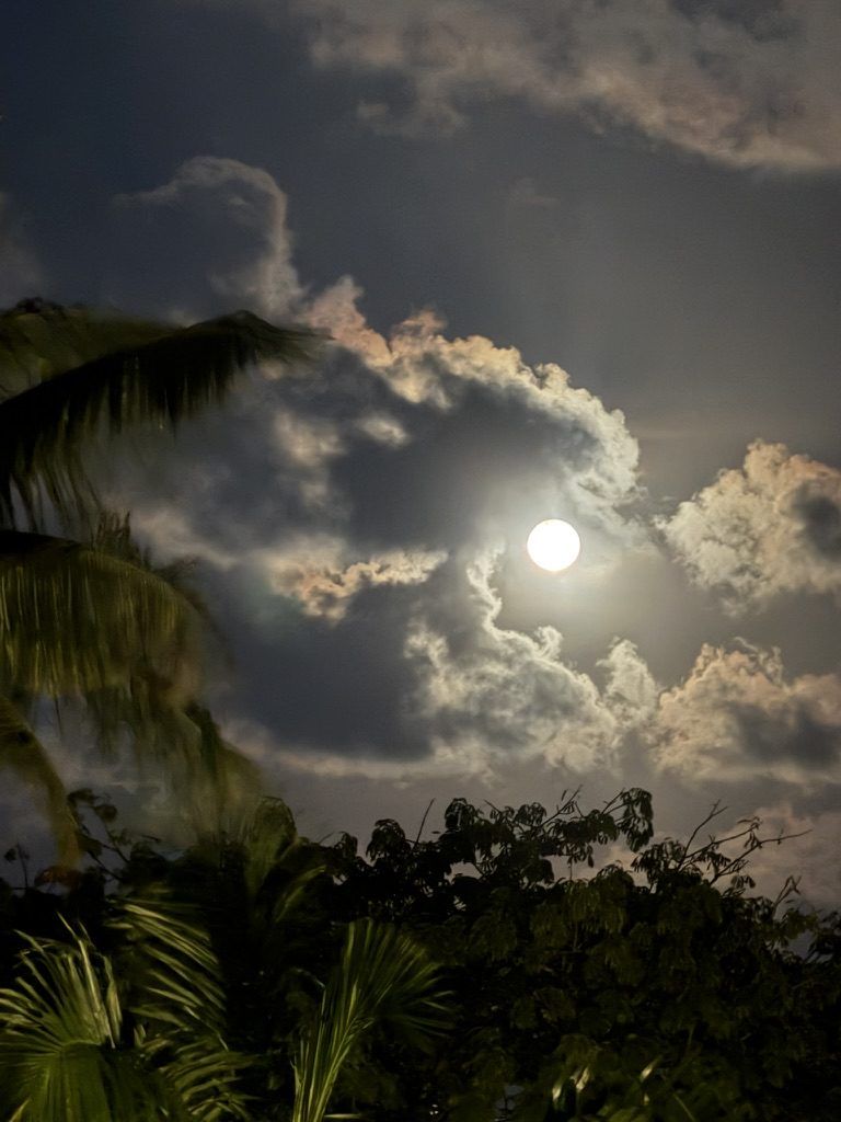 Luna entre nubes