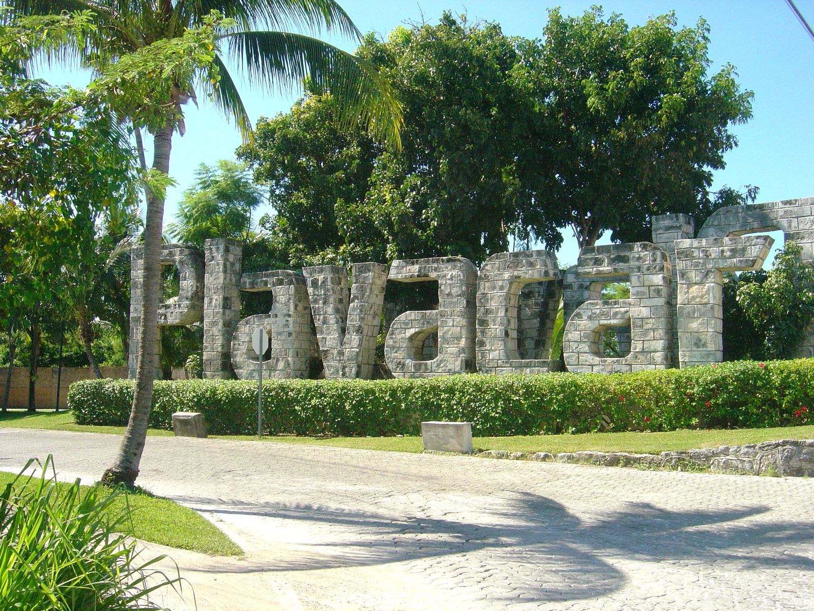 Entrada de Playacar, letras de piedra entre la selva